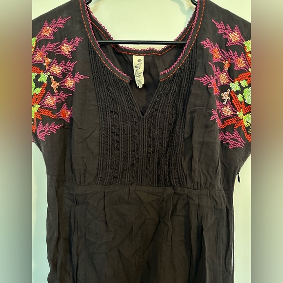 Anthropologie Floreat Boho dark gray embroidered short sleeve - Picture 3 of 9